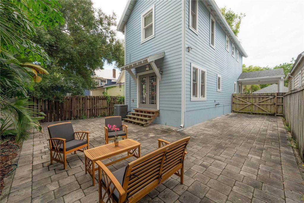 Image 18 of property listing at 412 E AMELIA AVENUE, Tampa, FL 33602