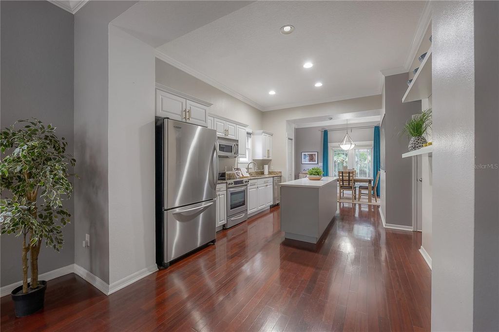 Image 7 of property listing at 412 E AMELIA AVENUE, Tampa, FL 33602
