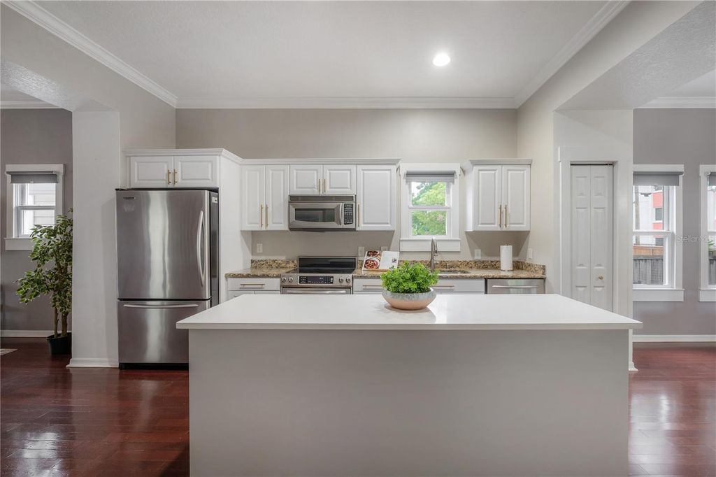 Image 8 of property listing at 412 E AMELIA AVENUE, Tampa, FL 33602