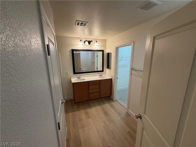 7879 Shoreline Ridge Court, Las Vegas, NV 89166