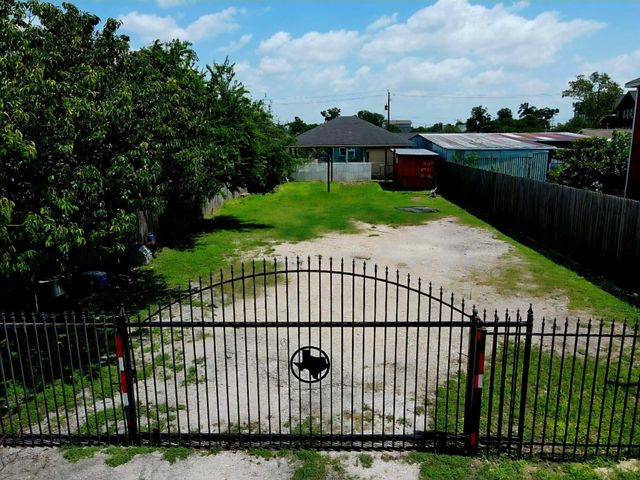 1417 Weiss Street, Houston, TX 77009