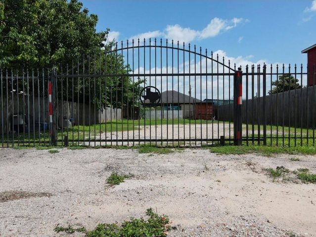 1417 Weiss Street, Houston, TX 77009