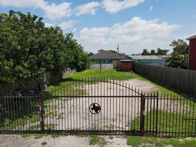 1417 Weiss Street, Houston, TX 77009
