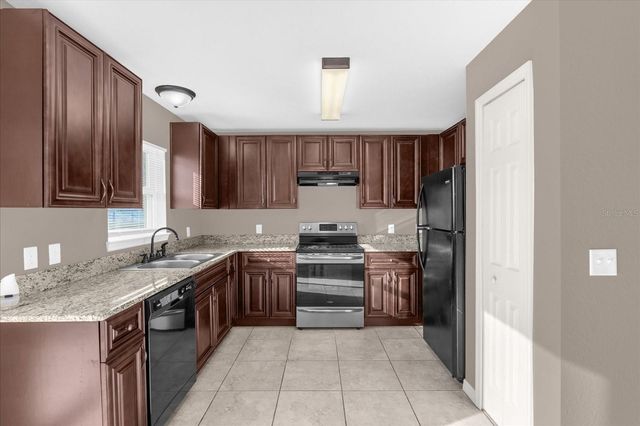 162 MALAUKA RUN, Ocklawaha, FL 32179