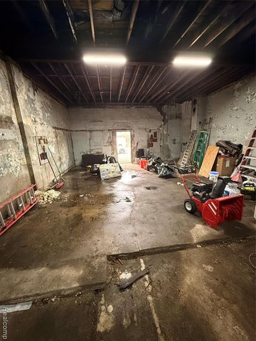 8621 W 8 Mile Road, Detroit, MI 48221