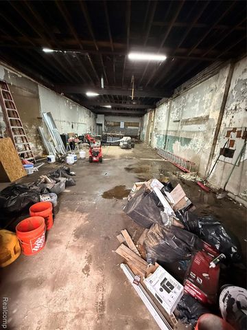 8621 W 8 Mile Road, Detroit, MI 48221