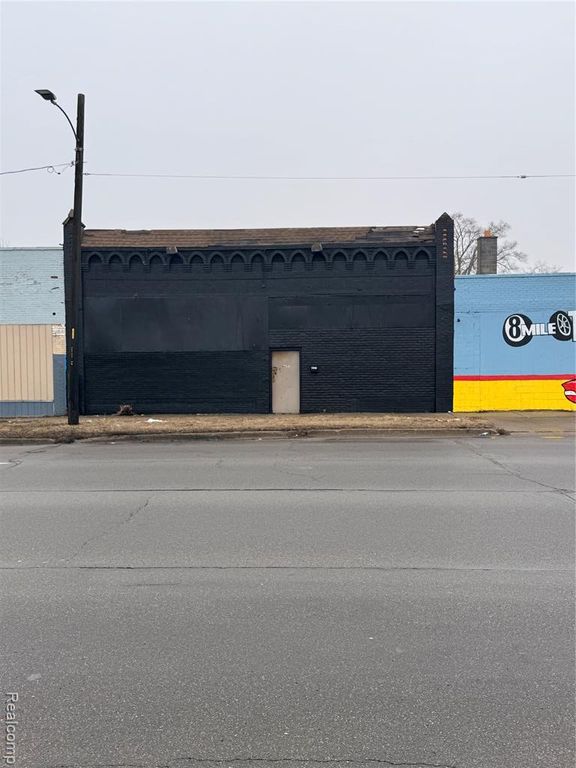 8621 W 8 Mile Road, Detroit, MI 48221