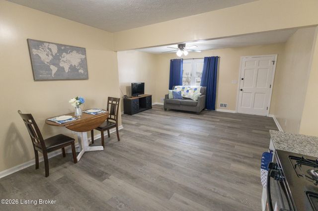 11214 Deering Rd, Louisville, KY 40272