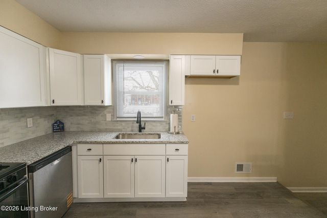 11214 Deering Rd, Louisville, KY 40272