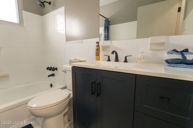 11214 Deering Rd, Louisville, KY 40272