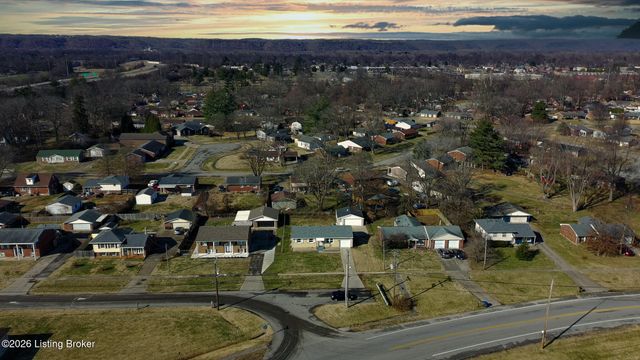 11214 Deering Rd, Louisville, KY 40272