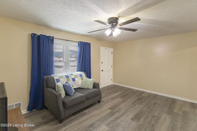 11214 Deering Rd, Louisville, KY 40272