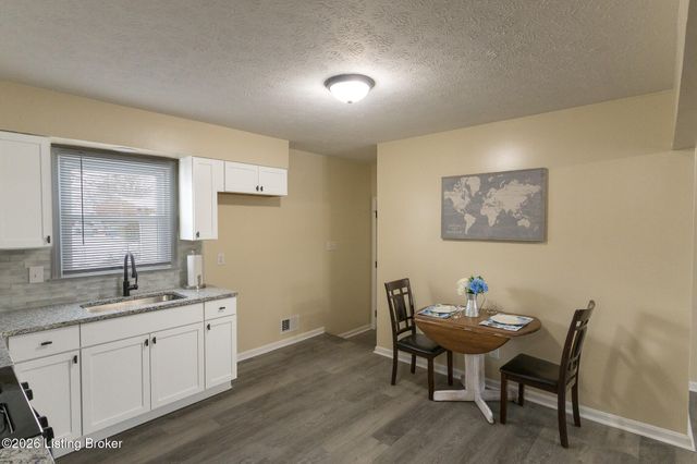 11214 Deering Rd, Louisville, KY 40272