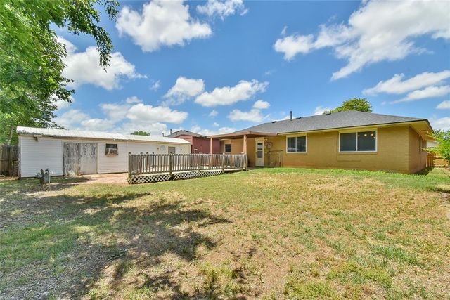 1012 NW 7th Place, Moore, OK 73160