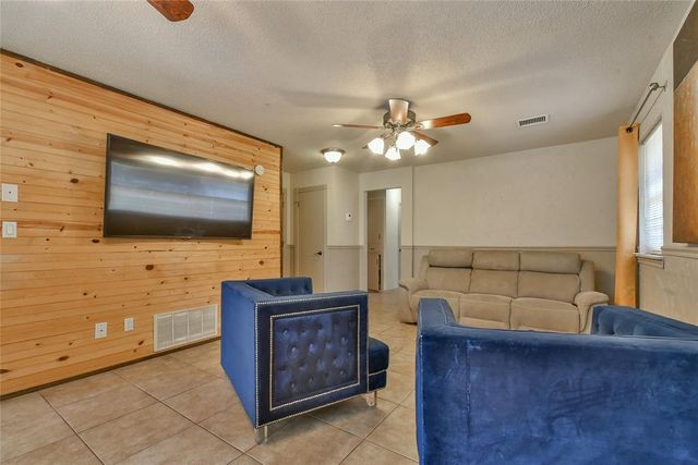 1012 NW 7th Place, Moore, OK 73160