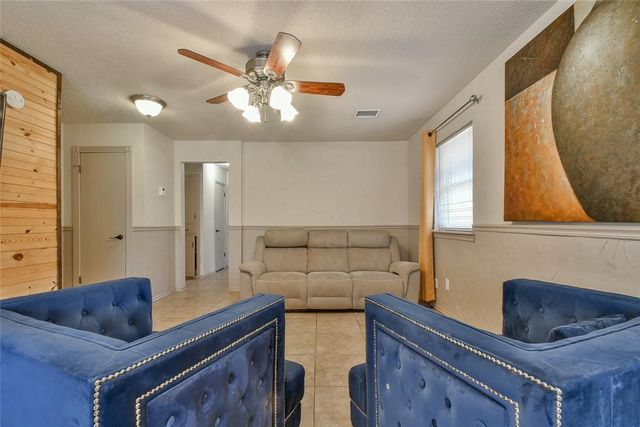 1012 NW 7th Place, Moore, OK 73160