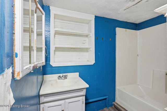 3011 Blevins Gap Rd, Louisville, KY 40272