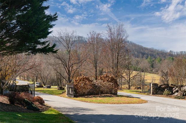 98 Sovereign Lane, Fairview, NC 28730