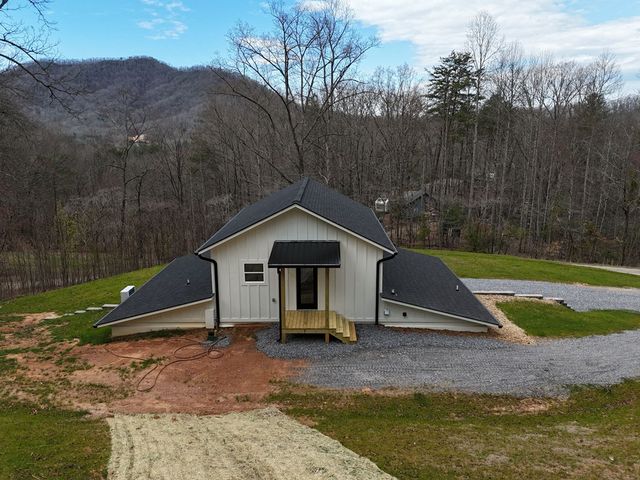 472 Hogsed Drive, Hayesville, NC 28904