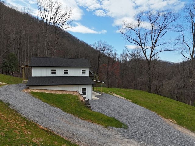 472 Hogsed Drive, Hayesville, NC 28904