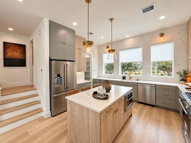 511 Hillwood Heights Drive, Houston, TX 77091