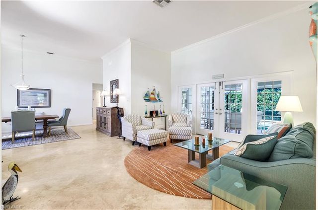 717 Pine Creek LN, Naples, FL 34108