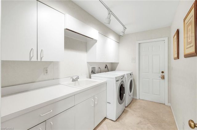 717 Pine Creek LN, Naples, FL 34108