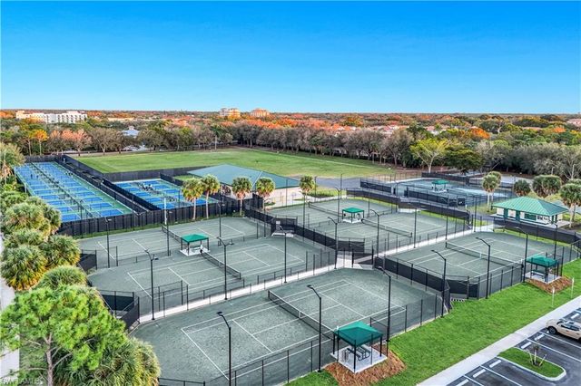 717 Pine Creek LN, Naples, FL 34108