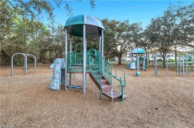 717 Pine Creek LN, Naples, FL 34108