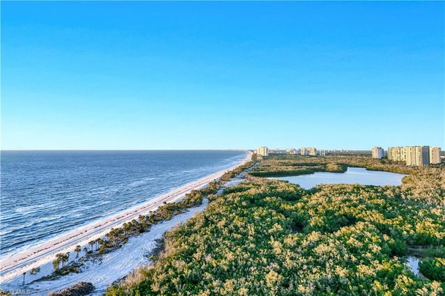 717 Pine Creek LN, Naples, FL 34108