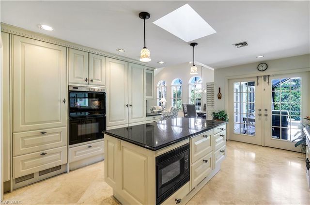 717 Pine Creek LN, Naples, FL 34108