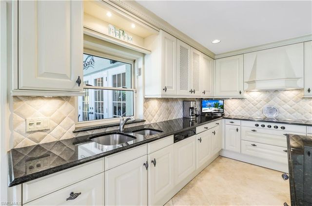 717 Pine Creek LN, Naples, FL 34108