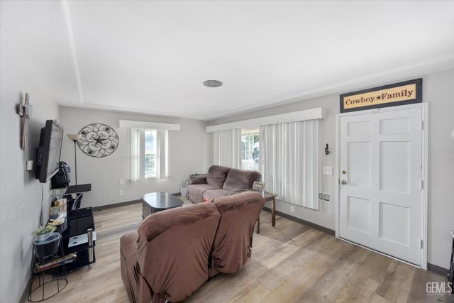 2700 Charleston Drive, Bakersfield, CA 93308