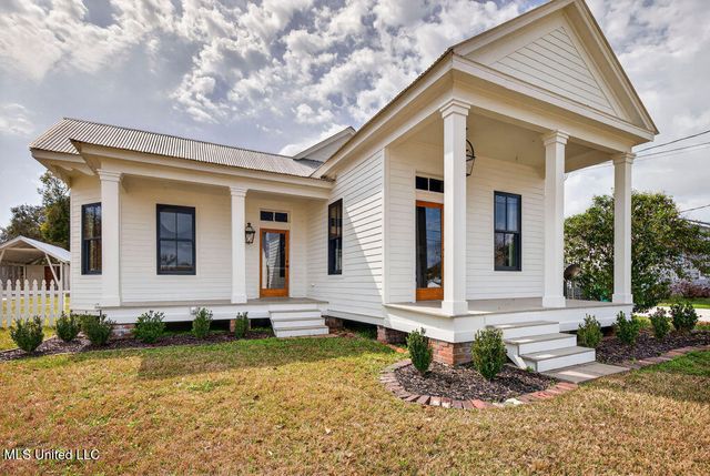 326 Carroll Avenue, Bay Saint Louis, MS 39520