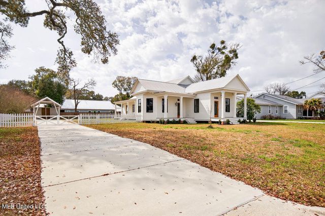 326 Carroll Avenue, Bay Saint Louis, MS 39520