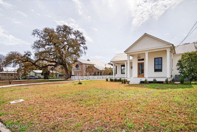 326 Carroll Avenue, Bay Saint Louis, MS 39520