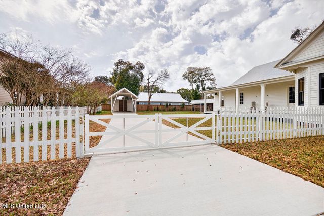 326 Carroll Avenue, Bay Saint Louis, MS 39520