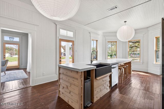 326 Carroll Avenue, Bay Saint Louis, MS 39520