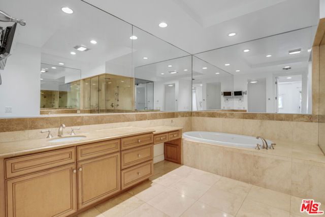 132 S Maple Drive 201, Beverly Hills, CA 90212