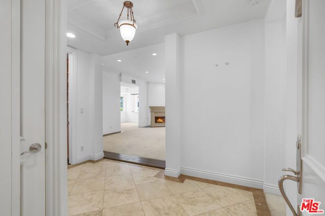 132 S Maple Drive 201, Beverly Hills, CA 90212