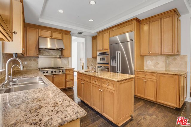 132 S Maple Drive 201, Beverly Hills, CA 90212