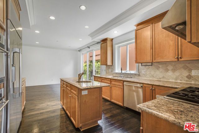 132 S Maple Drive 201, Beverly Hills, CA 90212