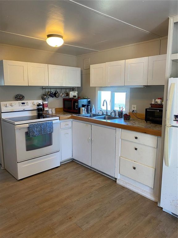 Image 12 of property listing at 2207 69TH AVENUE W, Bradenton, FL 34207