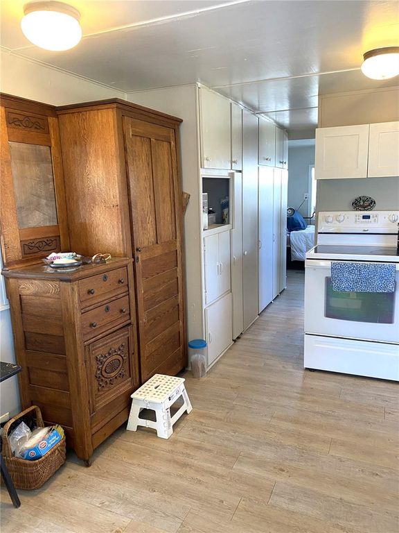 Image 13 of property listing at 2207 69TH AVENUE W, Bradenton, FL 34207