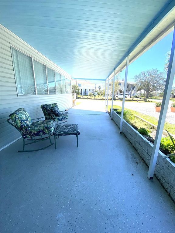Image 4 of property listing at 2207 69TH AVENUE W, Bradenton, FL 34207
