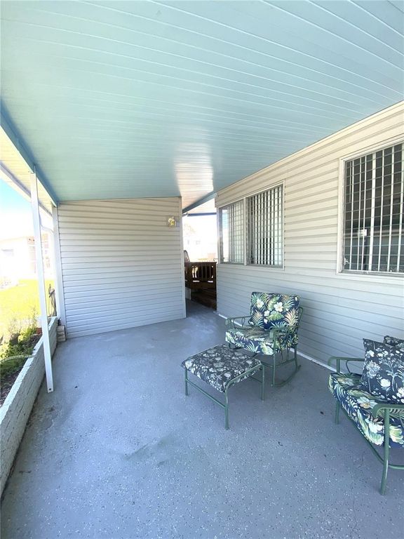 Image 5 of property listing at 2207 69TH AVENUE W, Bradenton, FL 34207