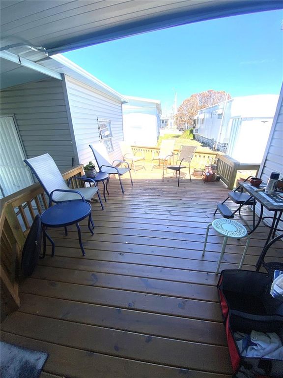 Image 7 of property listing at 2207 69TH AVENUE W, Bradenton, FL 34207
