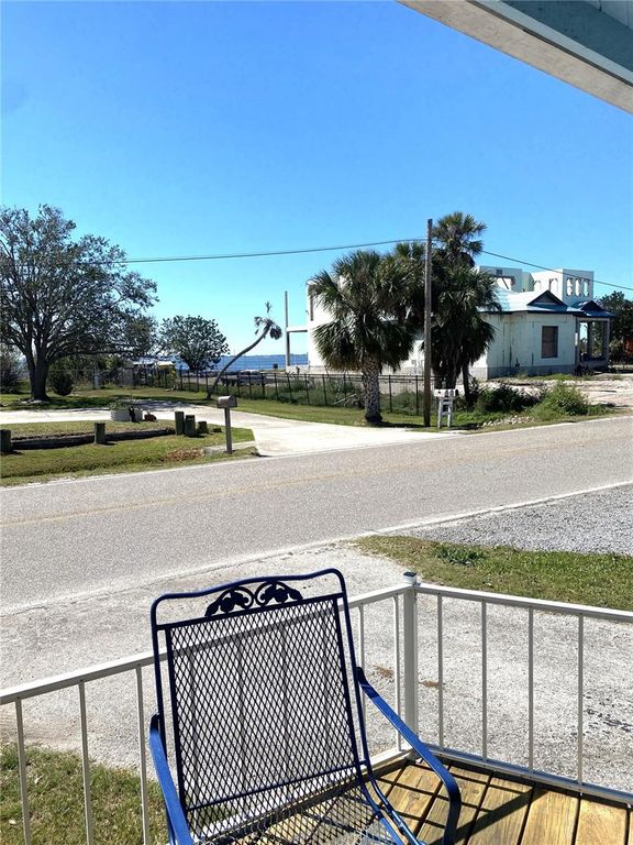 Image 8 of property listing at 2207 69TH AVENUE W, Bradenton, FL 34207