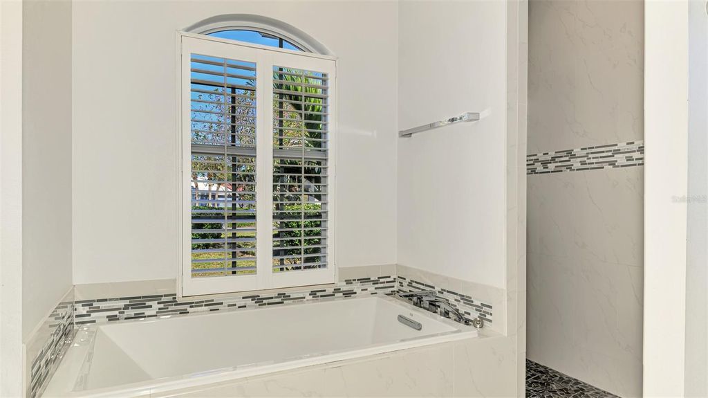 Image 43 of property listing at 4900 OLD OAKLEAF DRIVE, Sarasota, FL 34233