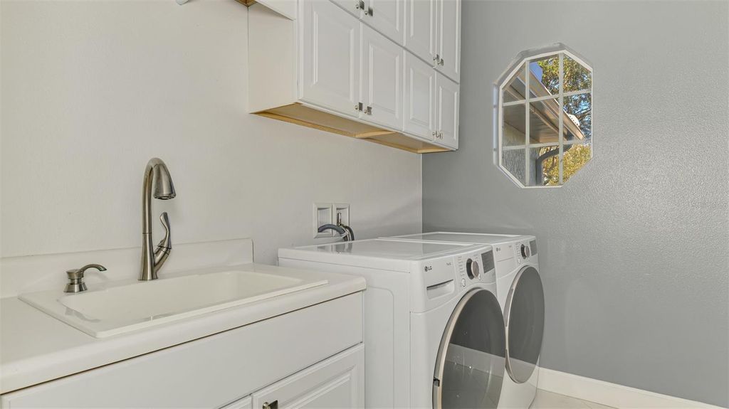 Image 58 of property listing at 4900 OLD OAKLEAF DRIVE, Sarasota, FL 34233